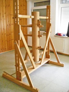 Freistehendes schwingende Puppenkonstruktion am Beispiel des Holzpuppen-Modells "Ng Mui" aus unserem Shop. Konstruktionsbedingt lässt sich das Gerät für Reisen zerlegen und flexibel überall aufstgellen.
